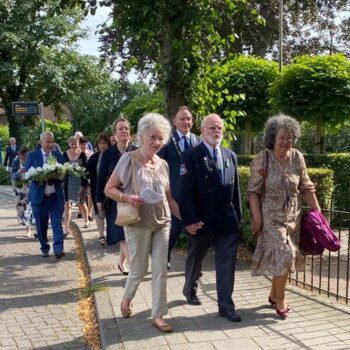Gezelschap op weg naar de kranslegging bij het “Gedenkteken voor de Gevallenen voor Vrede, Vrijheid en Democratie” in Breukelen. Indië herdenking 2021